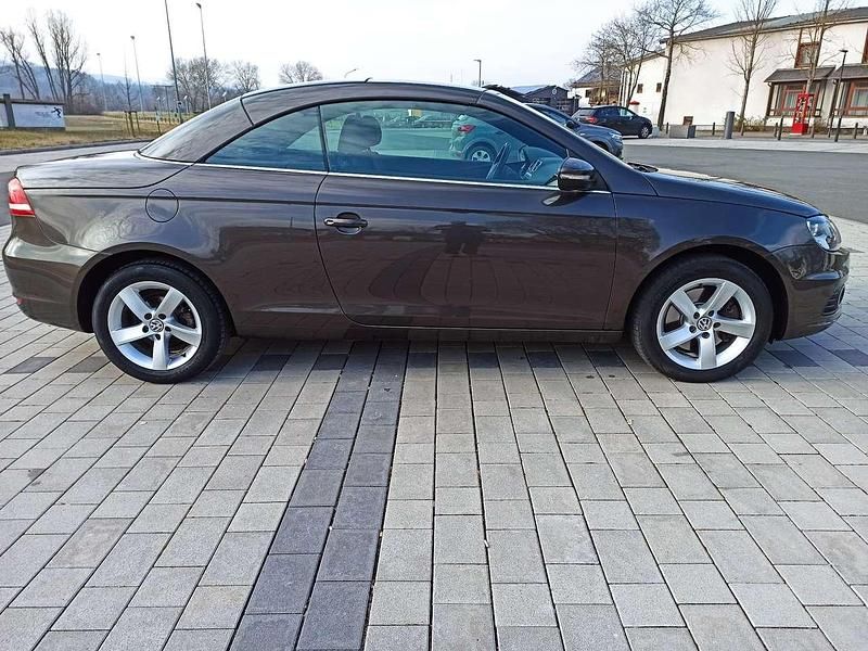 Gebraucht VW Eos 140 PS (102 kW) 2011 Black oak brown metallic Cabrio