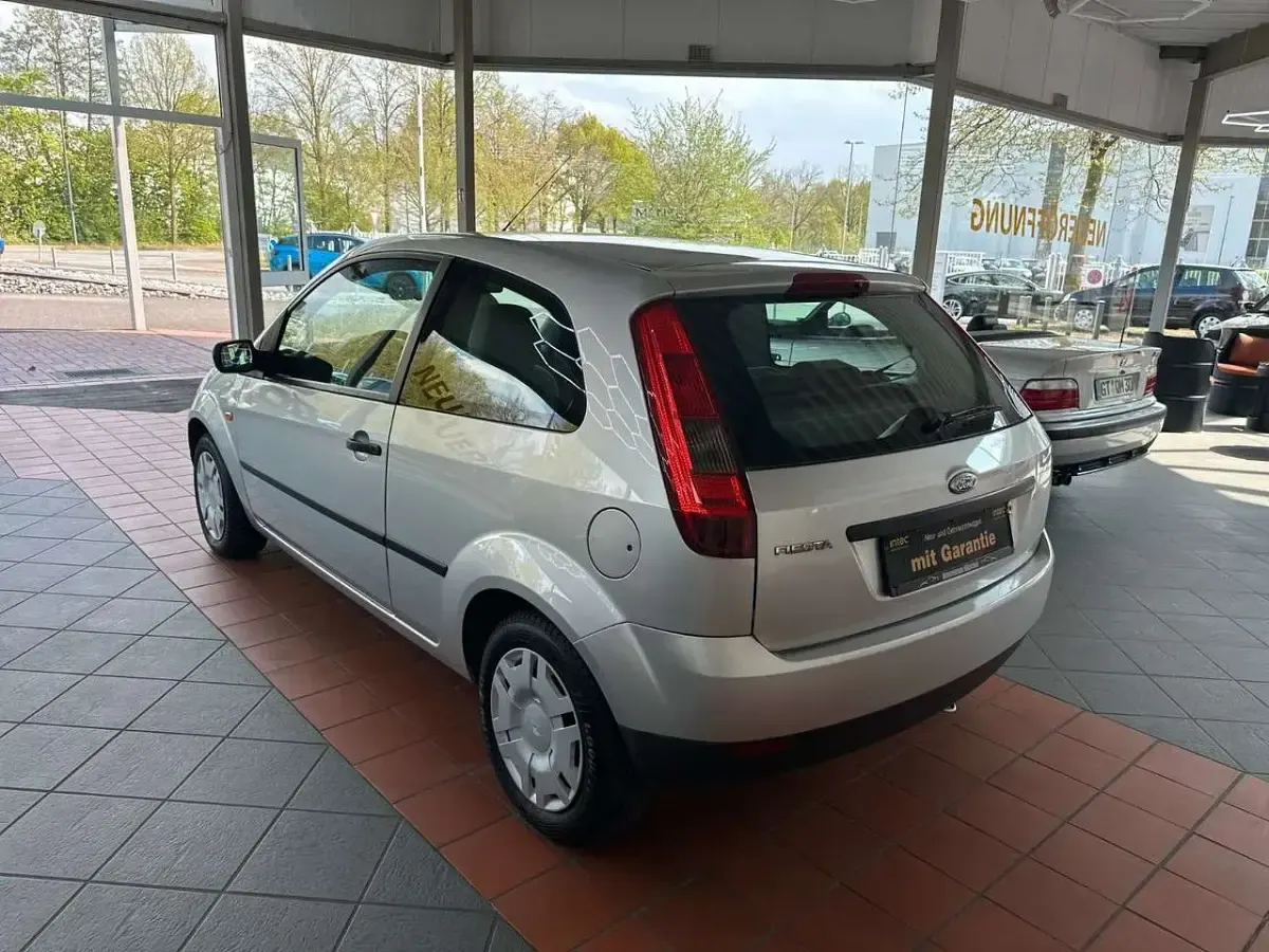 Gebraucht Ford Fiesta Ambiente 80 PS (58 kW) 2003 Silber Kleinwagen