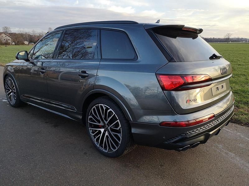Daytonagrau perleffekt Neu 2025 Audi SQ7 Ambiente SUV | 120.490 € (Fairer Preis) - Bild 1/3