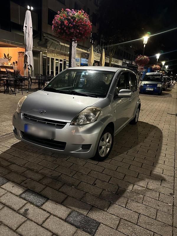 Silber Gebraucht 2010 Daihatsu Sirion Kleinwagen | 1.500 € (Fairer Preis) - Bild 1/4