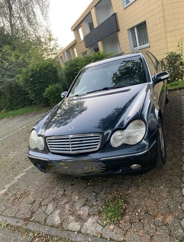 Blau Gebraucht 2001 Mercedes 180 Limousine | 2.500 € - Bild 1/4