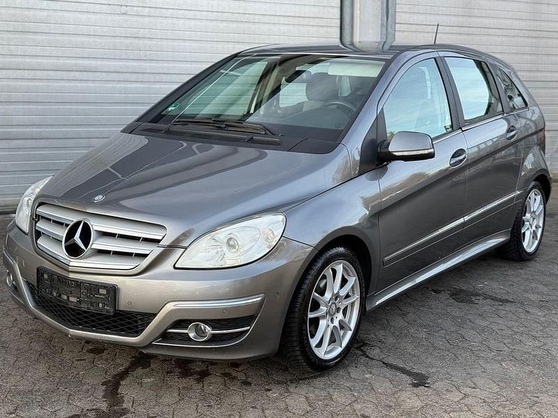 Grau Gebraucht 2010 Mercedes 180 Sport Edition Limousine | 6.400 € (Fairer Preis) - Bild 1/4