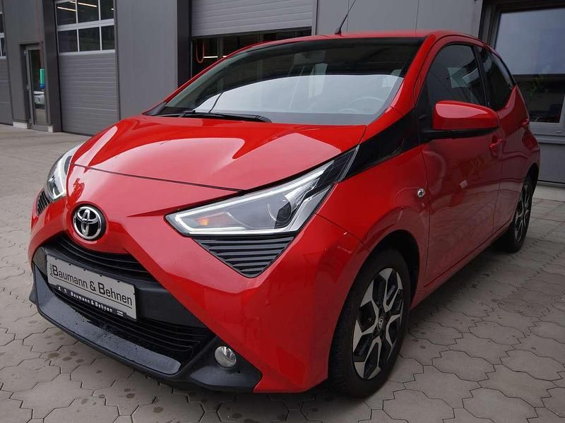 Vulkanorot Gebraucht 2020 Toyota Aygo X-play Kleinwagen | 9.870 € (Fairer Preis) - Bild 1/4