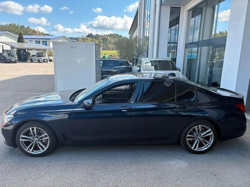 Second-hand BMW 740 320 CP (235 kW) 2016 Albastru Berlinǎ