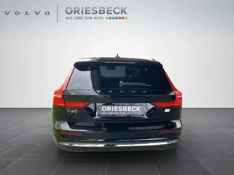 Używany Volvo V60 Core 455 KM (334 kW) 2023 Czarny Kombi