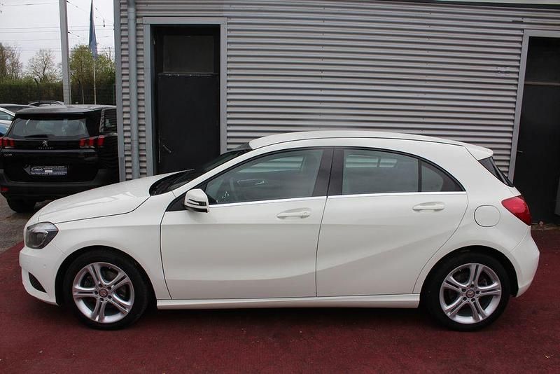 Gebraucht Mercedes A180 Urban 122 PS (89 kW) 2014 Weiß Kleinwagen