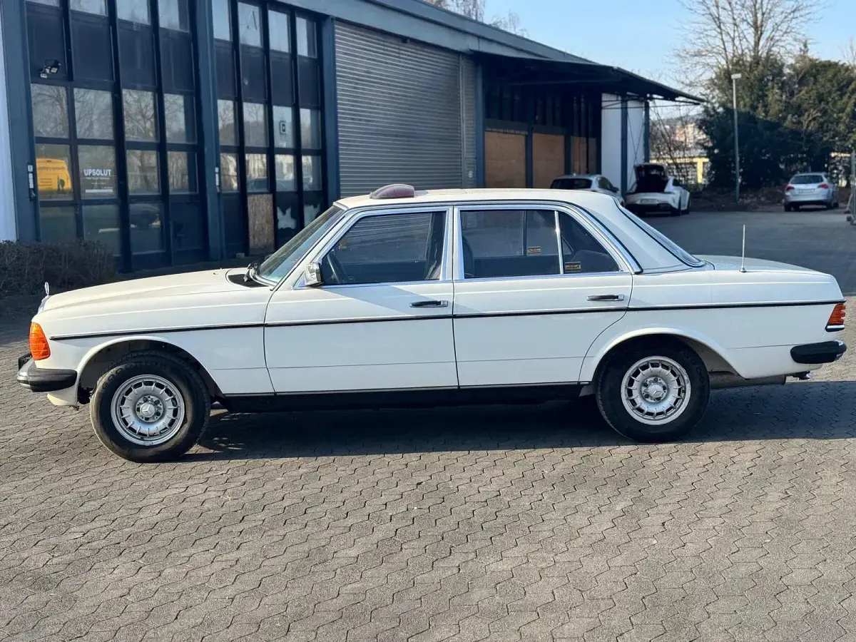 Używany Mercedes E230 136 KM (100 kW) 1982 Biały Sedan/Limuzyna