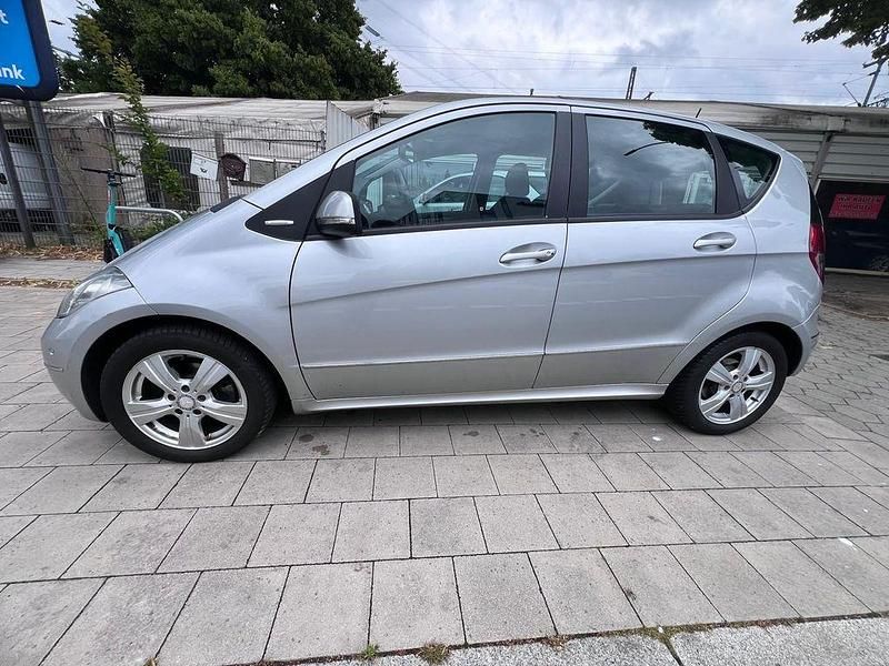 Silber Gebraucht 2009 Mercedes A160 Limousine | 2.900 € (Superpreis) - Bild 1/4