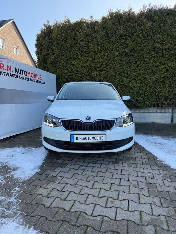 Weiß Gebraucht 2015 Skoda Fabia Ambition Kleinwagen | 5.200 € (Teuer) - Bild 1/4