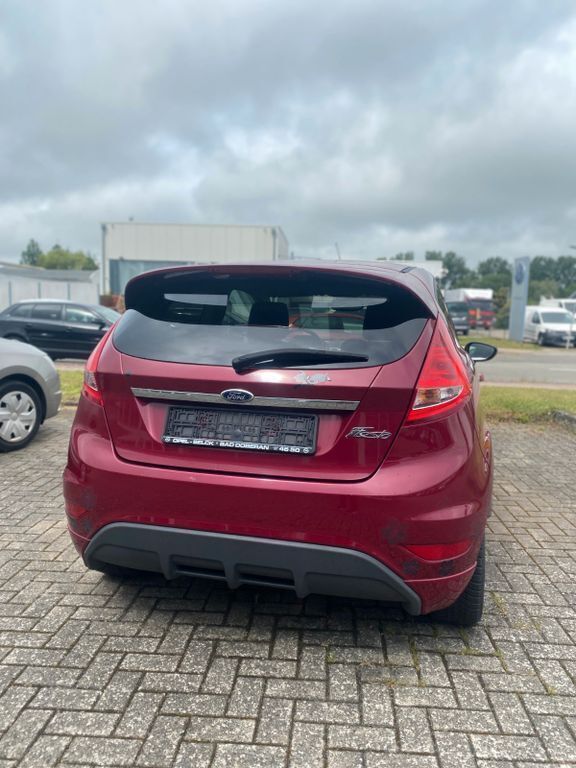 Gebraucht Ford Fiesta Ambiente 75 PS (55 kW) 2009 Rot Kleinwagen
