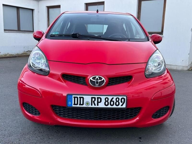 Gebraucht Toyota Aygo 68 PS (50 kW) 2009 Rot Kleinwagen