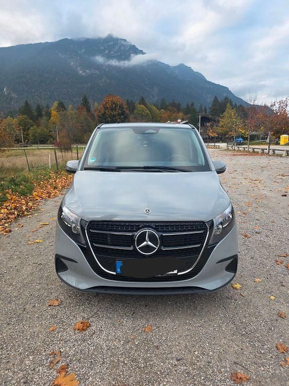 Grau Gebraucht 2024 Mercedes V220 Style Van / Kleinbus | 55.000 € (Fairer Preis) - Bild 1/4