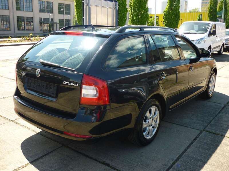 Gebraucht Skoda Octavia Ambiente 122 PS (89 kW) 2010 Schwarzmagic perleffekt Kombi