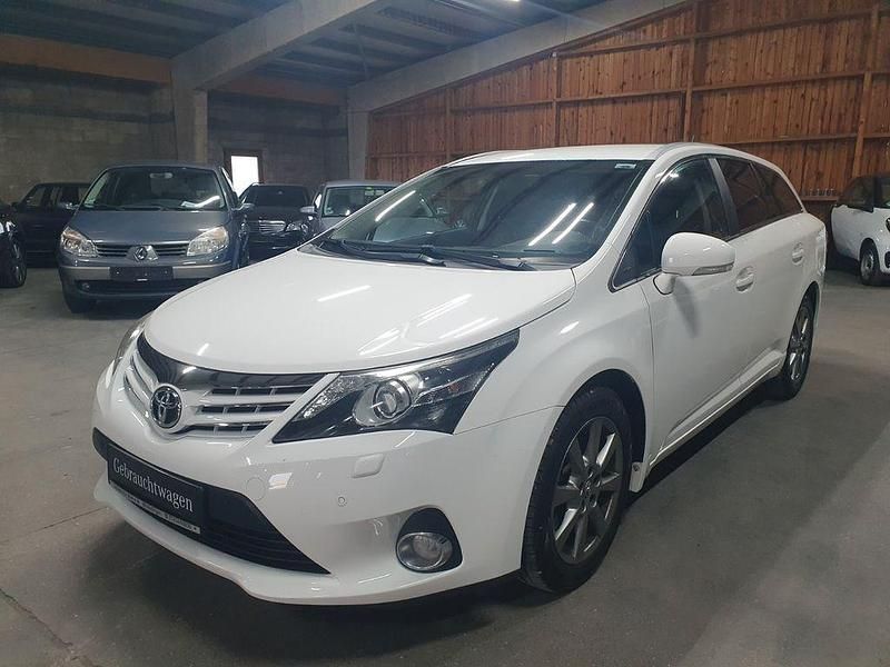 Weiß Gebraucht 2013 Toyota Avensis Comfort Kombi | 8.490 € (Fairer Preis) - Bild 1/4