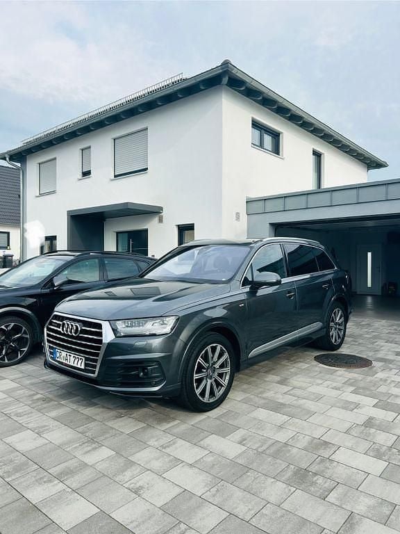 Grau Gebraucht 2016 Audi Q7 Ambiente SUV | 32.900 € (Fairer Preis) - Bild 1/4