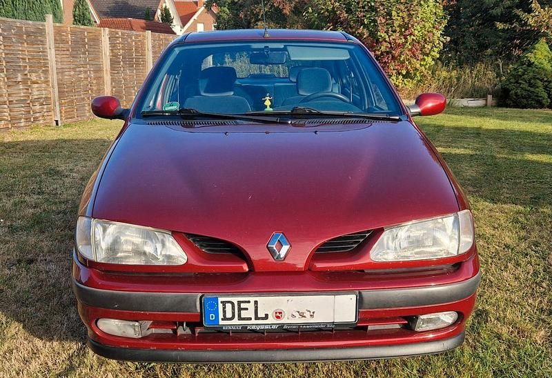 Rot Gebraucht 1998 Renault Mégane Limousine | 700 € (Guter Preis) - Bild 1/4