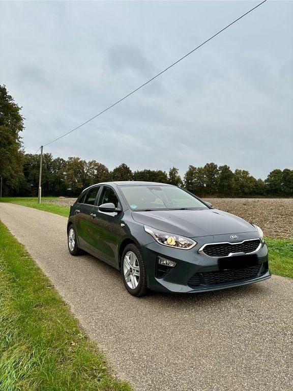 Grau Gebraucht 2019 Kia Ceed Attract Limousine | 10.999 € (Fairer Preis) - Bild 1/4