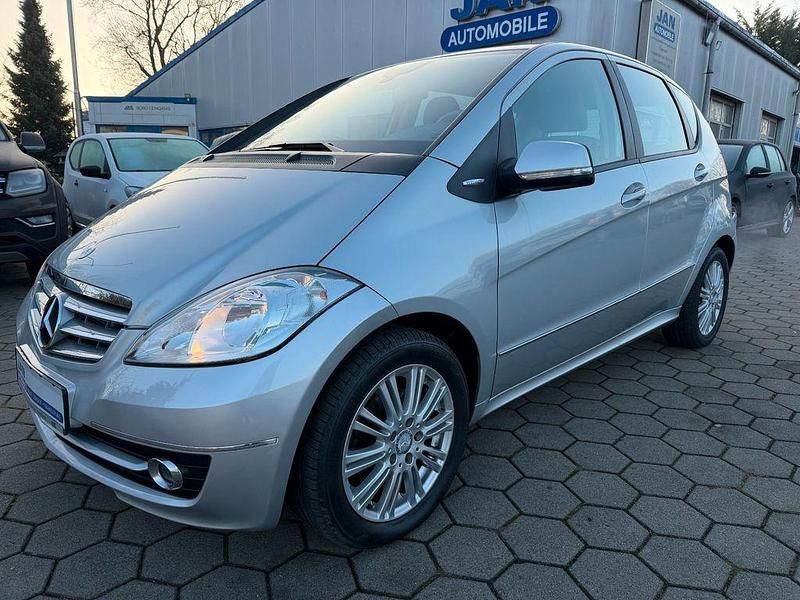 Silber Gebraucht 2012 Mercedes A200 Limousine | 10.900 € (Fairer Preis) - Bild 1/4