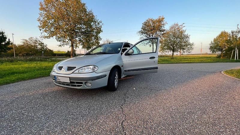 Grau Gebraucht 2000 Renault Mégane Limousine | 1.100 € (Fairer Preis) - Bild 1/4