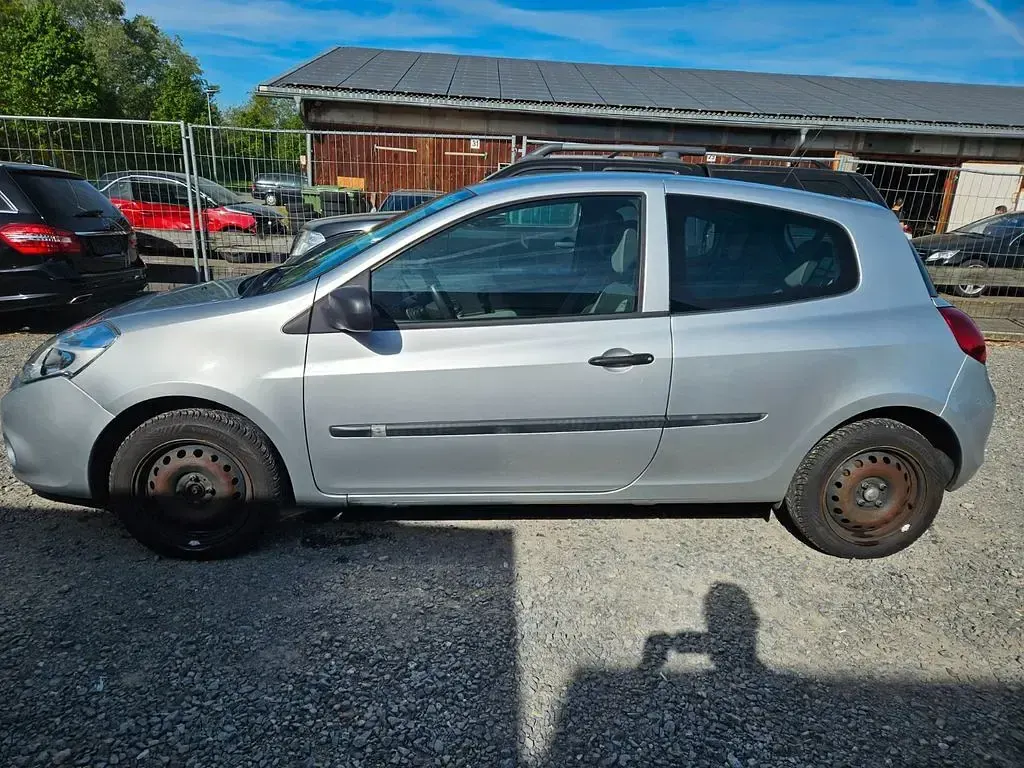 Używany Renault Clio II Campus 75 KM (55 kW) 2010 Srebrny Sedan/Limuzyna