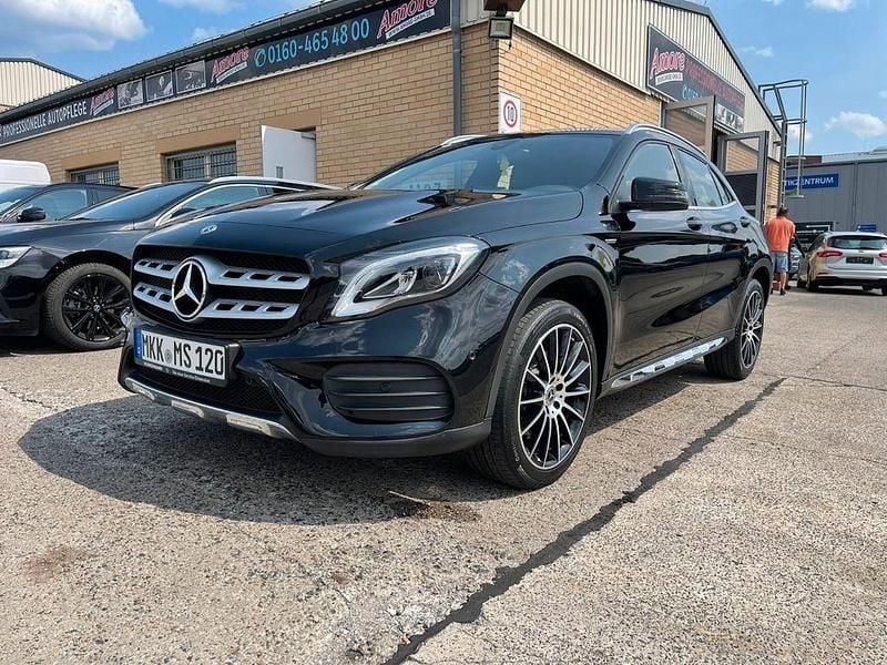 Schwarz Gebraucht 2018 Mercedes GLA220 AMG line SUV | 16.399 € (Guter Preis) - Bild 1/4