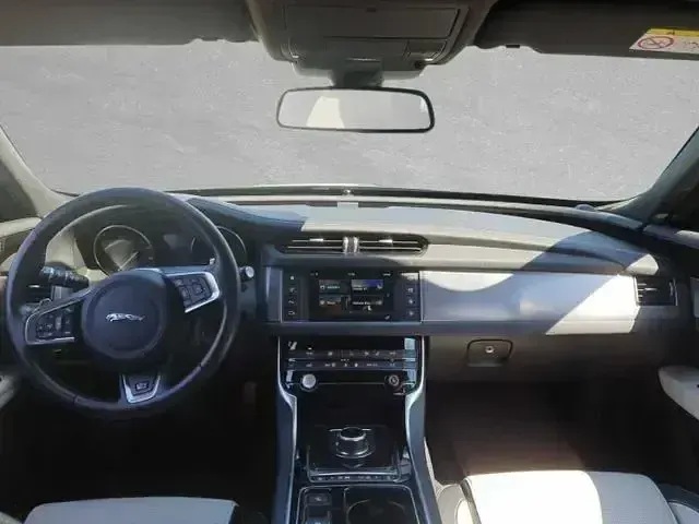 Gebraucht Jaguar XF R-Sport 244 PS (179 kW) 2019 Grau Limousine