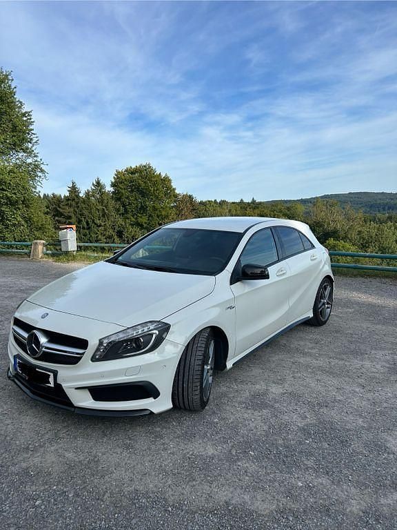 Weiß Gebraucht 2015 Mercedes A45 AMG AMG Limousine | 27.900 € (Fairer Preis) - Bild 1/4