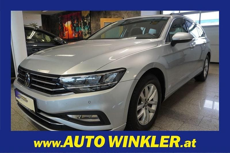 Silber Gebraucht 2023 VW Passat Sportline Kombi | 20.040 € (Fairer Preis) - Bild 1/4