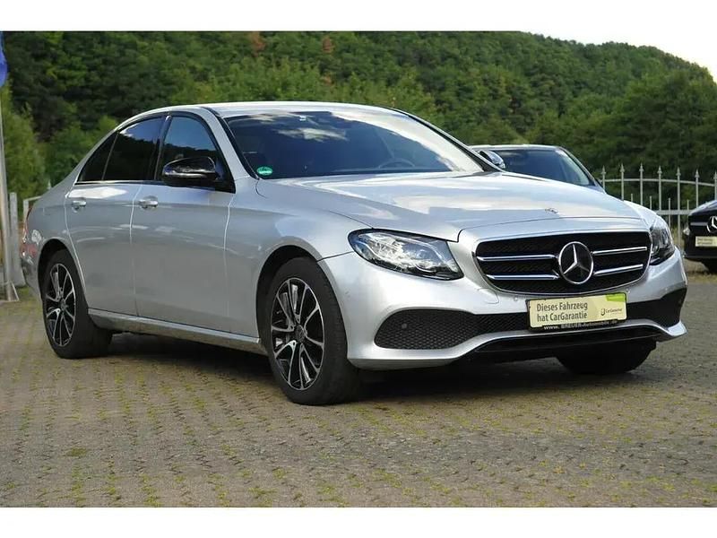 Silber metallic Gebraucht 2018 Mercedes E400 Avantgarde Limousine | 31.892 € (Guter Preis) - Bild 1/4
