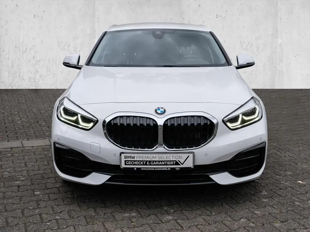 Gebraucht BMW 118 Shadowline 136 PS (100 kW) 2023 Weiß Limousine