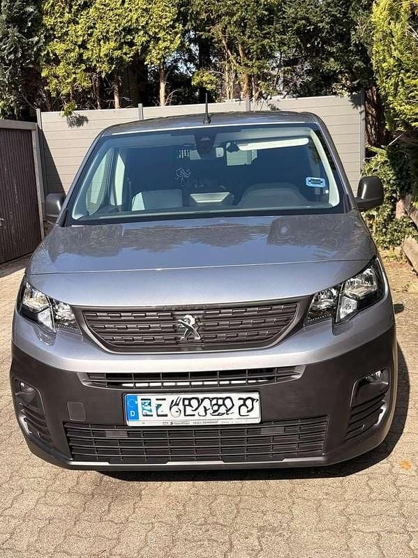Gebraucht Peugeot Partner 131 PS (96 kW) 2024 Silber Van / Kleinbus