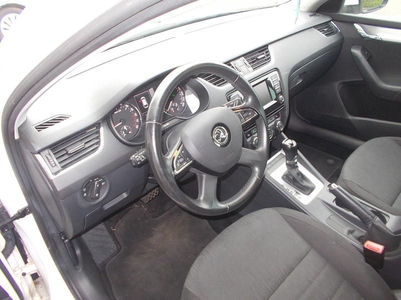 Gebraucht Skoda Octavia Elegance 150 PS (110 kW) 2014 Weiß Kombi