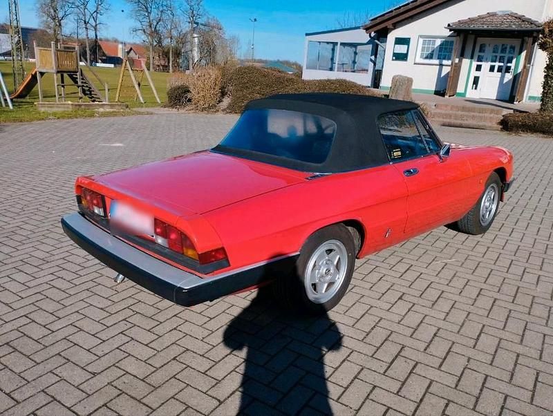 Gebraucht Alfa Romeo Spider 126 PS (92 kW) 1984 Rot Cabrio