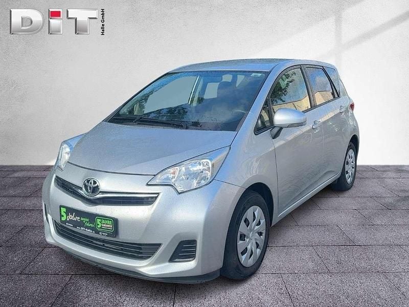 Silver metallic Gebraucht 2015 Toyota Verso-S Life Van / Kleinbus | 10.290 € (Teuer) - Bild 1/4