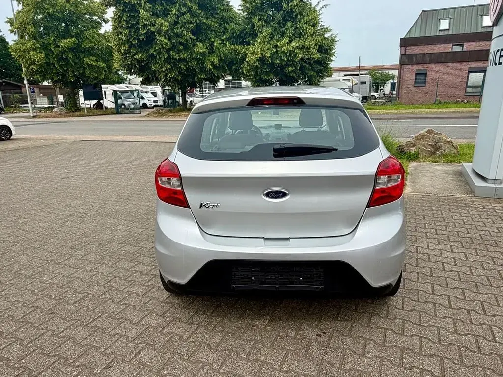 Gebraucht Ford Ka Plus 69 PS (50 kW) 2017 Silber Kleinwagen