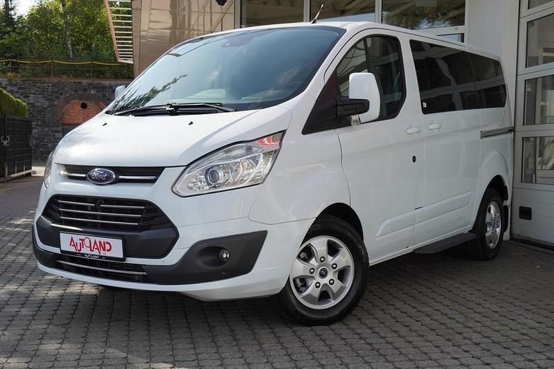 Weiß Gebraucht 2017 Ford Tourneo Custom Titanium Van | 27.990 € (Etwas zu teuer) - Bild 1/4