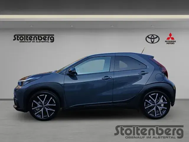 Neu Toyota Aygo X Sport 92 PS (67 kW) 2026 Ash grey metallic / black (grau) SUV