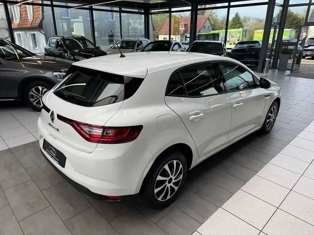 Gebraucht Renault Mégane IV Life 116 PS (85 kW) 2019 Weiß Limousine