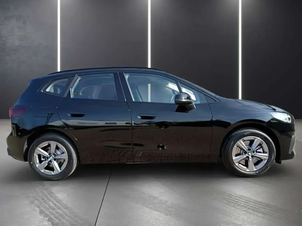 Neu BMW 230e Active Tourer 326 PS (239 kW) 2026 Schwarz uni Van / Kleinbus