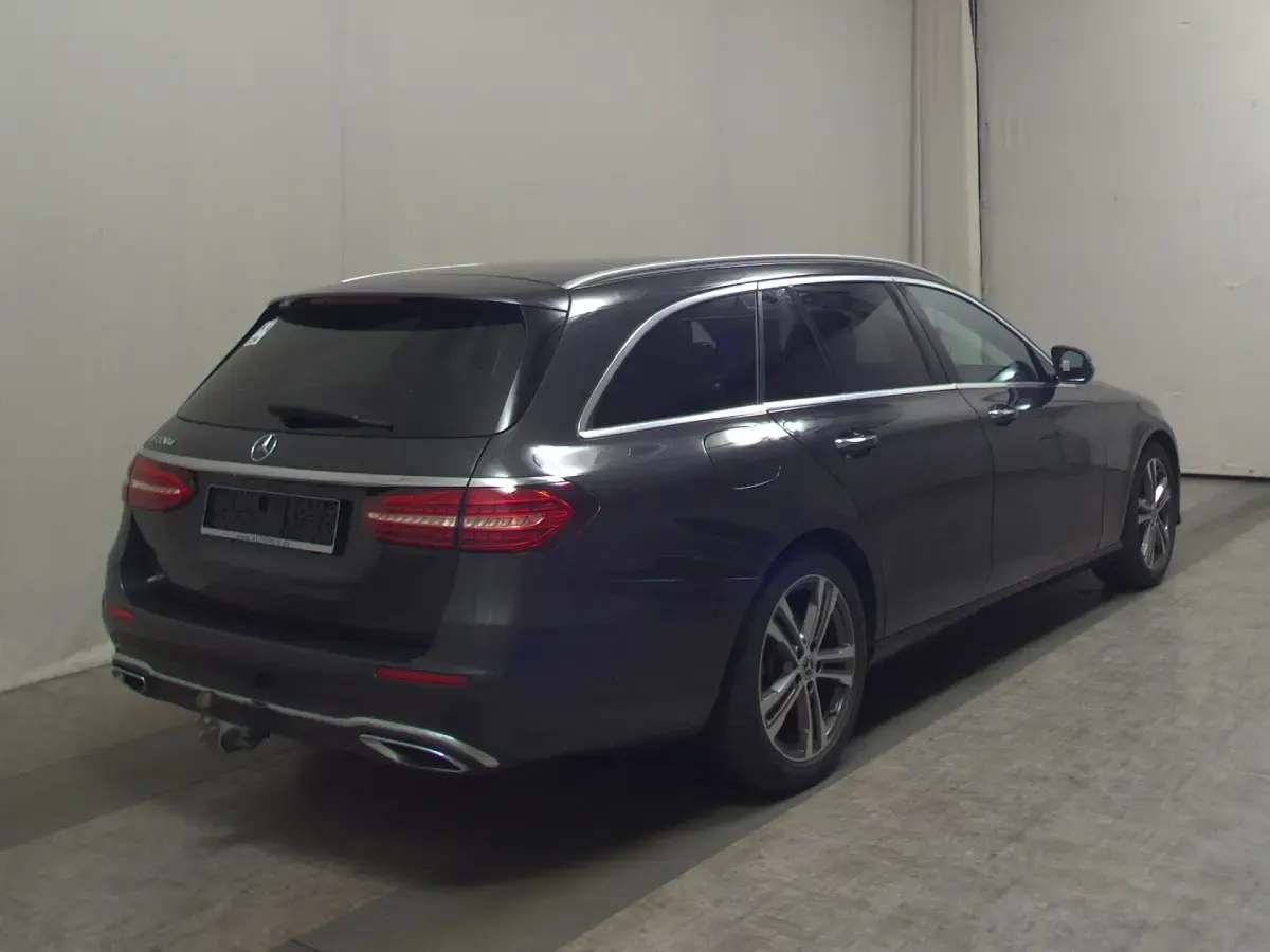 Gebraucht Mercedes E220 Avantgarde 194 PS (142 kW) 2021 Grau metallic Kombi