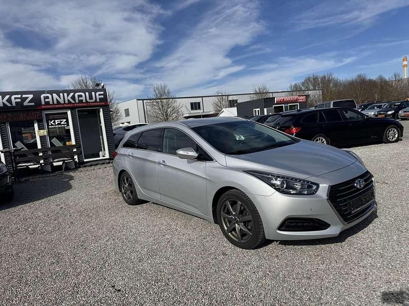 Gebraucht Hyundai i40 Style 141 PS (103 kW) 2017 Platinum silver / met Kombi