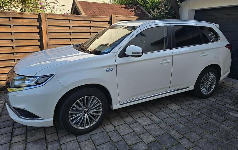 Weiß Gebraucht 2019 Mitsubishi Outlander P-HEV SUV | 20.999 € (Guter Preis) - Bild 1/4
