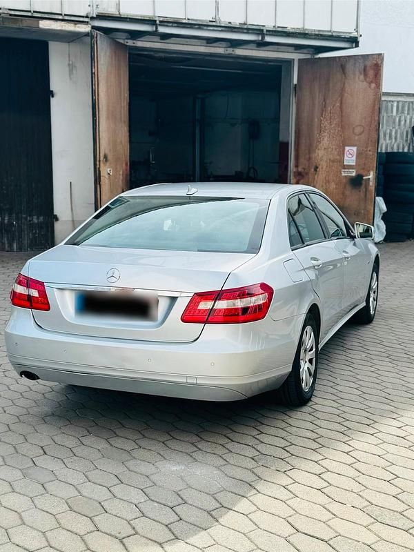 Używany Mercedes E250 204 KM (150 kW) 2009 Srebrny Sedan/Limuzyna