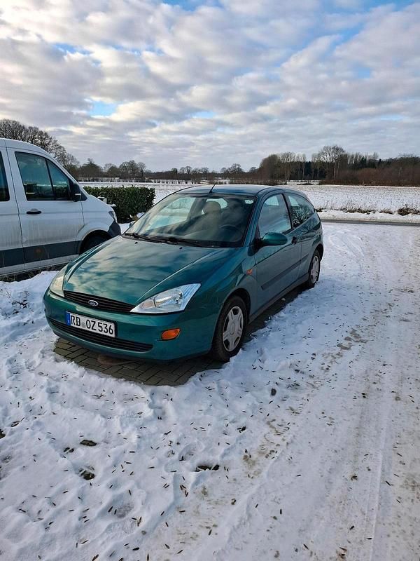 Grün Gebraucht 2001 Ford Focus Limousine | 950 € - Bild 1/4