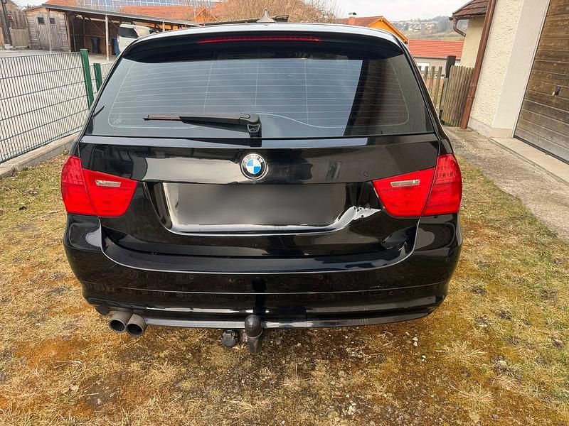 Gebraucht BMW 325 197 PS (144 kW) 2009 Schwarz Kombi