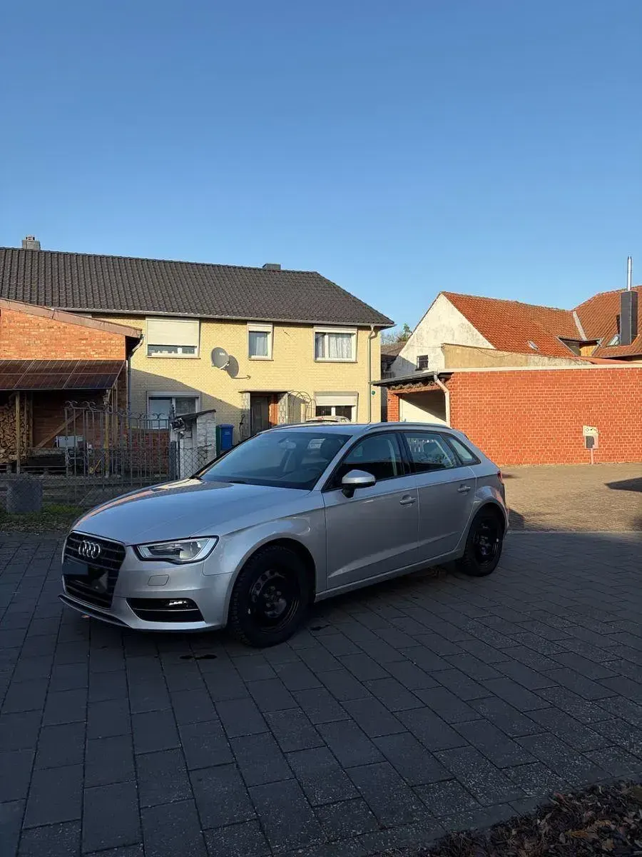 Gebraucht Audi A3 Ambiente 105 PS (77 kW) 2014 Silber Limousine
