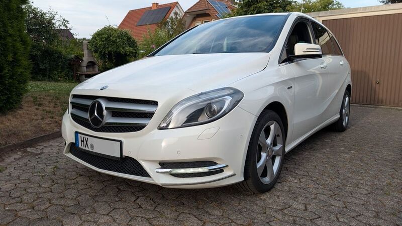 Weiß Gebraucht 2012 Mercedes B180 Sport Van / Kleinbus | 6.990 € (Guter Preis) - Bild 1/4