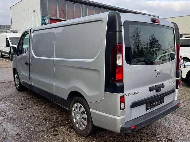 Gebraucht Opel Vivaro 145 PS (106 kW) 2017 Silber Van / Kleinbus