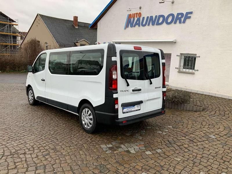 Second-hand Renault Trafic Expression 121 CP (88 kW) 2019 Alb Monovolum