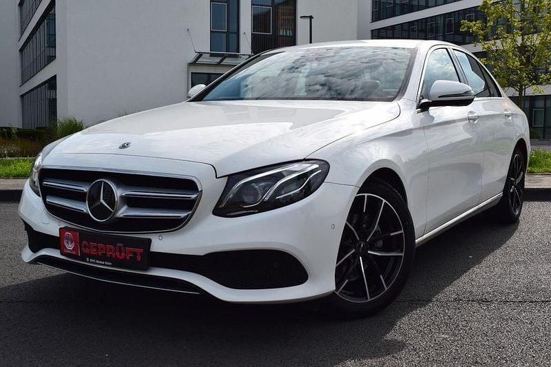 Weiß Gebraucht 2018 Mercedes E220 Avantgarde Limousine | 21.900 € (Guter Preis) - Bild 1/4